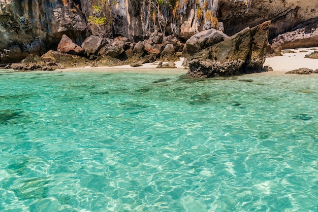 Ambiente de playa de mar en la isla Phi Phi, provincia de Krabi, agua muy clara, mar hermoso, playa de arena blanca, pequeños turistas Entre COVID-19 Hay muchos taxis estacionados. Sin turistas