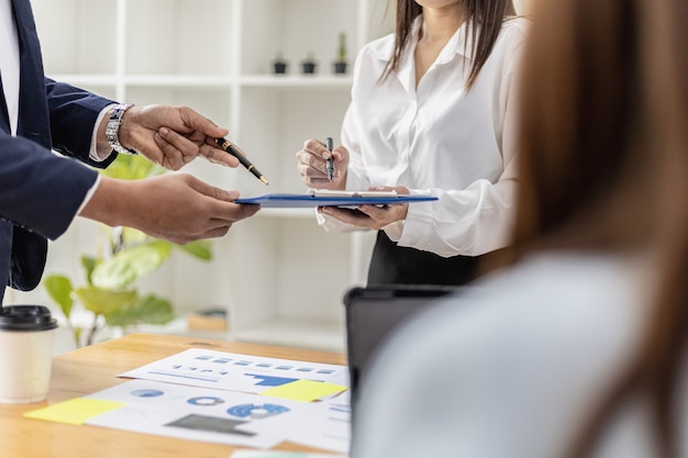 Ambiente de sala de reuniones de una empresa de nueva creación, el departamento de finanzas se está reuniendo con ejecutivos para presentar programas financieros, sesiones de lluvia de ideas. Concepto de gestión financiera de la empresa.