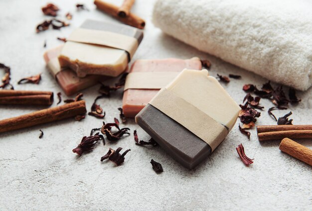 Ambiente de spa con jabón natural hecho a mano con canela y pétalos de flores