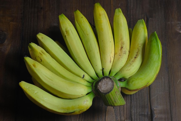 Ambon-Banane ist Musa acuminata Cavendish Subgroup-Bananen auf einem braunen Holztisch neben Ambon