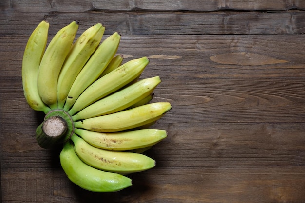 Ambon-Bananen sind Musa acuminata Cavendish-Untergruppe Bananen auf einem braunen Holztisch pisang Ambon