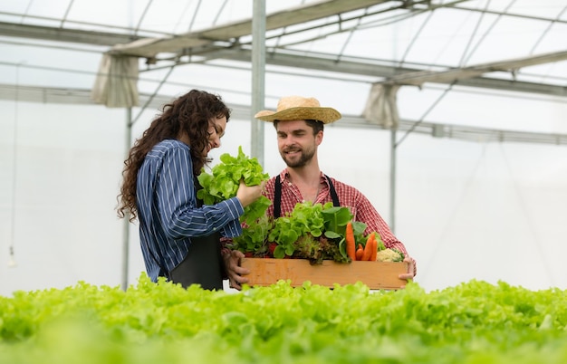 Ambos pequeños propietarios de negocios tienen huertos de verduras orgánicas que recogen verduras frescas para entregar