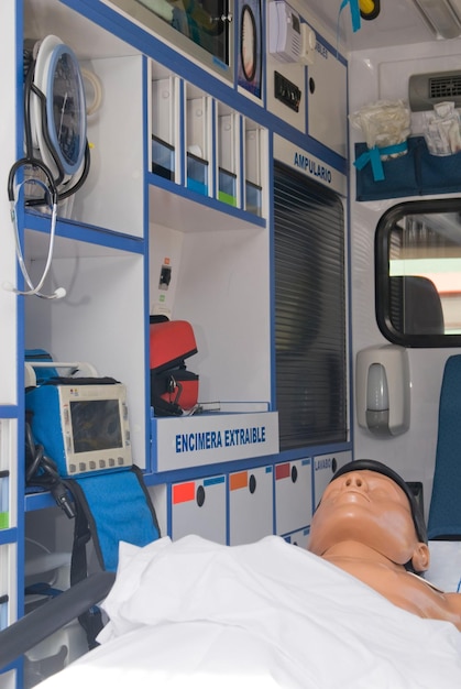 ambulância perfeitamente equipada com equipamento de emergência e manequim para primeiros socorros