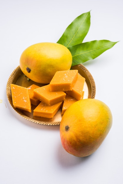 Ambyachi vadi ou burfi de manga ou barfi ou bolo da Índia é feito com a autêntica fruta Alphonso misturada com Khoya. Servido em prato, foco seletivo