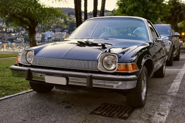 AMC Pacer Retro-Auto in der Straße von Ascona, Tessin, Schweiz.