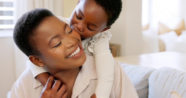 Ame a mãe e a criança animada abraçando brincando juntos no quarto em casa Mulher negra feliz e carinho do bebê sorria confiança e apoie o cuidado ou aproveite para passar um tempo de qualidade na casa da família