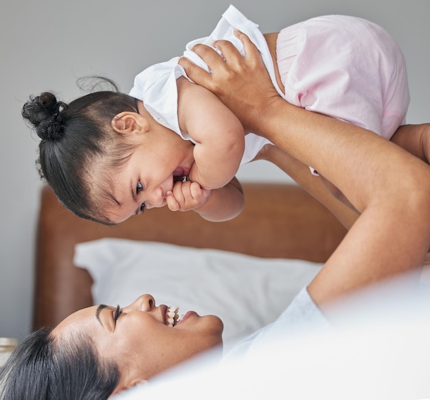 Ame a mãe e o bebê no ar do quarto e cuide com felicidade, brincalhona e alegre, mamãe, criança e criança na cama, sorria e se una, quebre e ame a família do bebê e relaxe