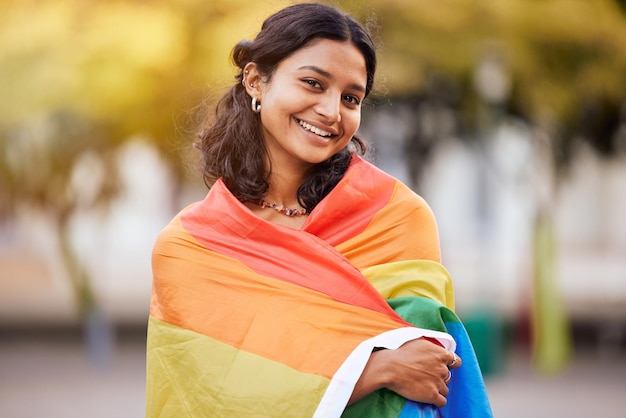 Ame a natureza e o retrato da mulher no sorriso da bandeira do orgulho e estilo de vida não binário de liberdade paz e igualdade no Brasil Rainbow park e verão garota feliz no protesto da comunidade gay e lgbt