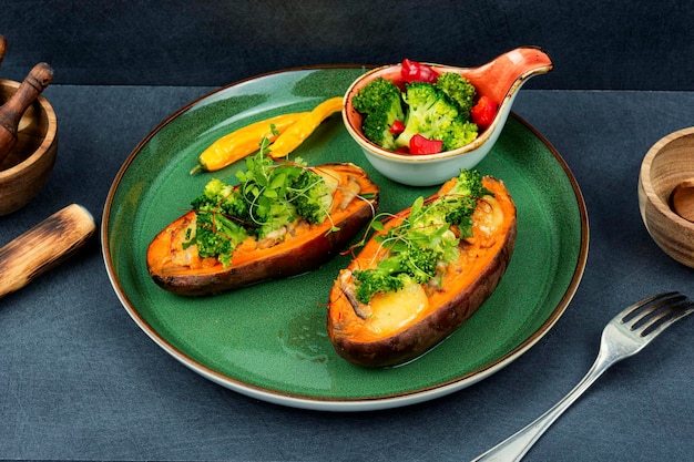 Ñame de boniato al horno con relleno de verduras