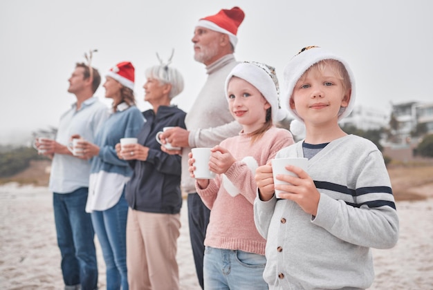 Ame o Natal e a liberdade para a família feliz na praia bebendo café ou chá de gemada em grandes férias em família Momento festivo de qualidade para avós, pais e filhos se unindo nas férias em Amsterdã