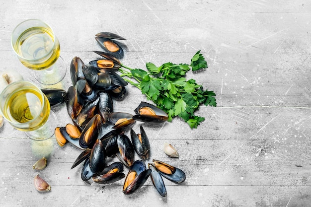 Amêijoas de marisco fresco com salsa e vinho branco