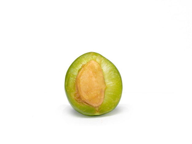 Ameixa cereja verde sobre um fundo branco Fruta para fazer molho tkemali Alimentos dietéticos Frutas úteis Frutas doces e ácidas