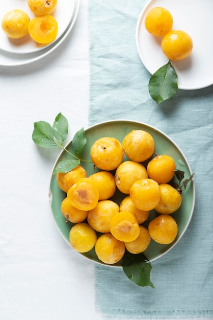 Ameixas amarelas doces frescas em cima da mesa