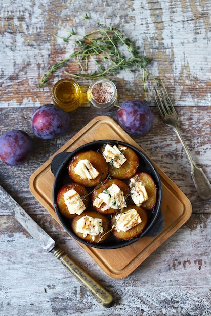 Ameixas assadas com queijo feta e tomilho