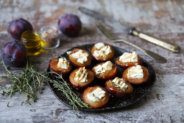 Ameixas assadas com queijo feta e tomilho