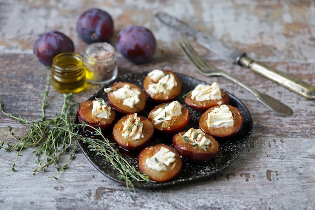 Ameixas assadas com queijo feta e tomilho