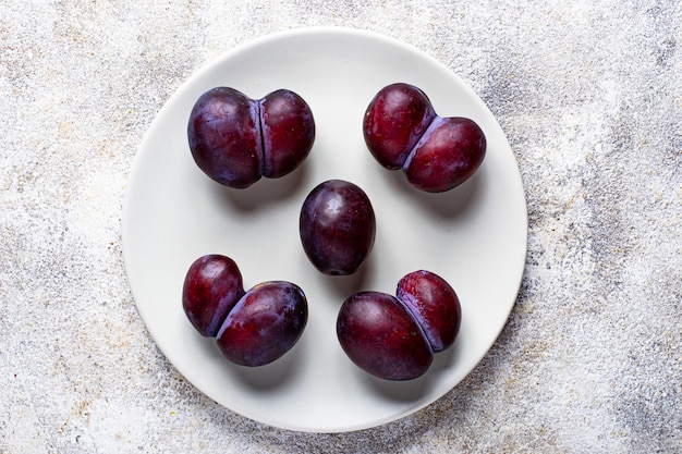 Ameixas feias e normais, frutas orgânicas anormais