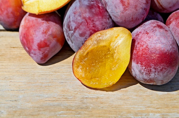 Ameixas frescas na mesa rústica de madeira