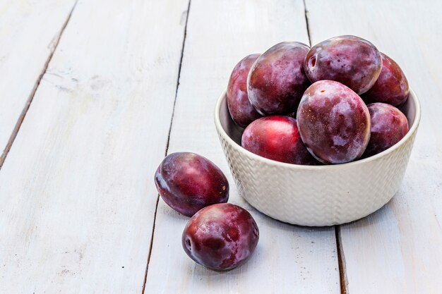 Ameixas maduras orgânicas frescas