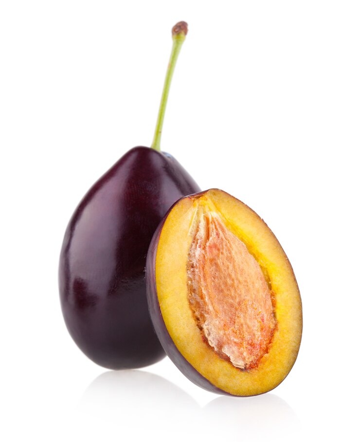 Foto ameixas violetas isoladas em fundo branco