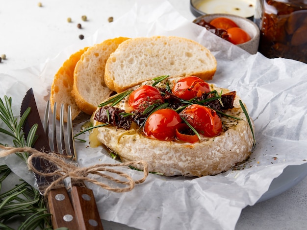 Ñamembert assado com tomate e pão