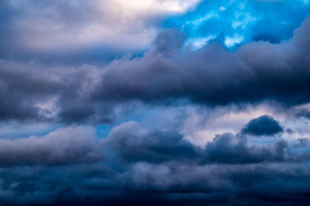 Foto amenazantes nubes marinas oscuras que forman un pintoresco fondo originario