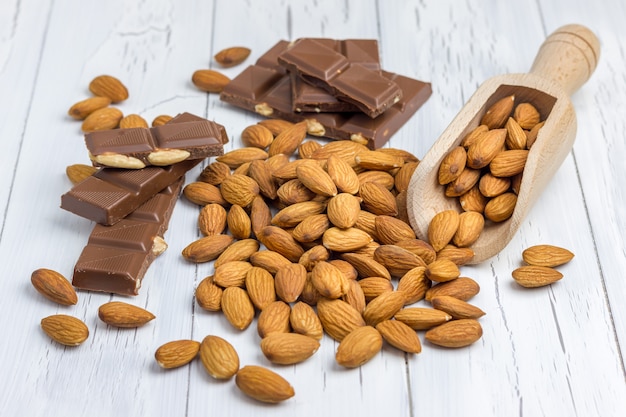 Amêndoa e chocolate ao leite em cima da mesa