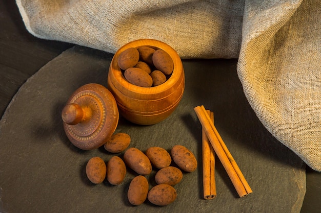 Amêndoa em bombons de chocolate com cacau em pó