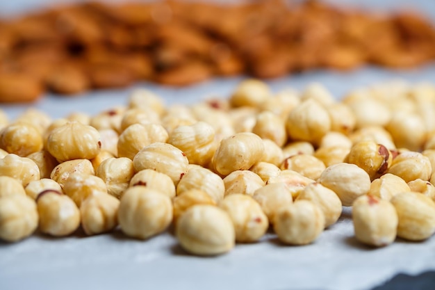 Amêndoas e avelãs deliciosas torradas em um fundo branco