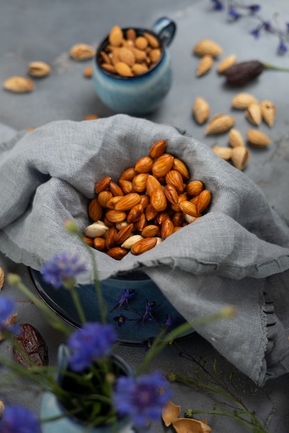 Foto amêndoas embebidas em água. ingredientes para o leite de amêndoa. vista do topo