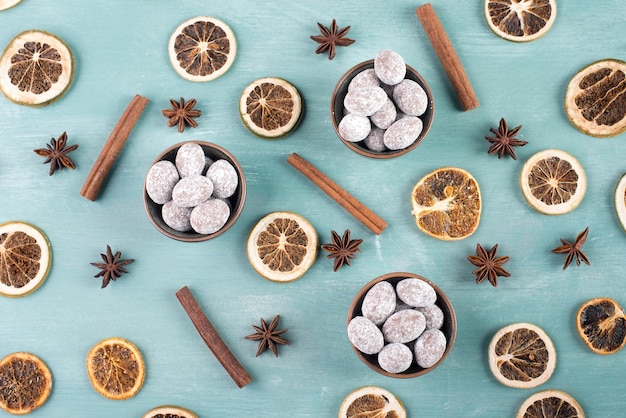 Amêndoas temperadas com chocolate em pó, doces tradicionais alemães de natal com especiarias como canela