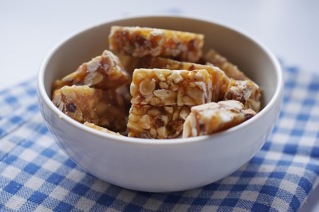 Amendoim doce doce em uma tigela na mesa