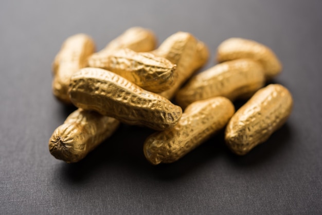 Amendoim dourado ou amendoim mostrando conceito de fortuna, individualidade, sorte, valor, exclusividade e melhor escolha. Foco seletivo