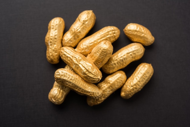 Amendoim dourado ou amendoim mostrando conceito de fortuna, individualidade, sorte, valor, exclusividade e melhor escolha. Foco seletivo