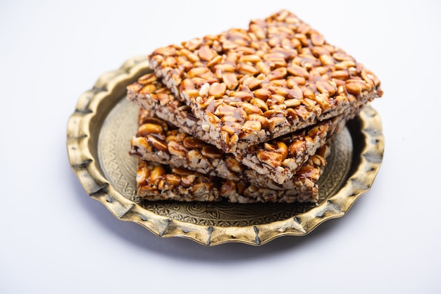 Amendoim Jaggery chikki ou barra usando amendoim ou shengdana com gur