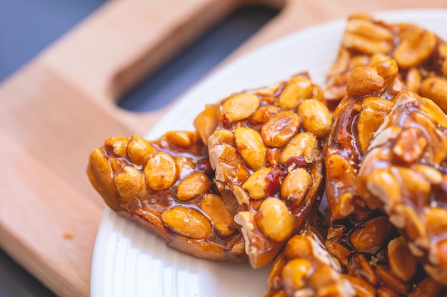 amendoim quebradiço, doce brasileiro conhecido como pe de moleque.