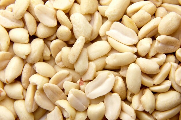 Amendoins crus branqueados como plano de fundo de alimentos