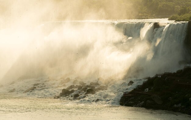 American Falls en Niagara al amanecer.