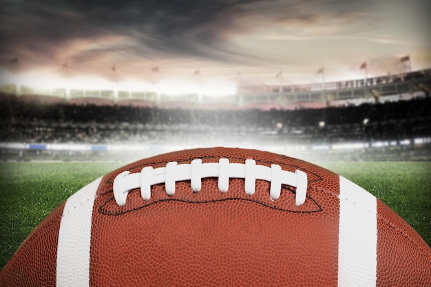 American-Football-Ball auf Stadionfeldhintergrund