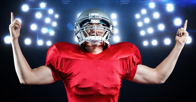 American-Football-Spieler feiert im Hintergrund gegen Flutlicht
