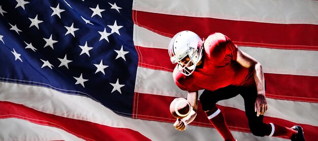 American Football-Spieler gegen Nahaufnahme einer amerikanischen Flagge