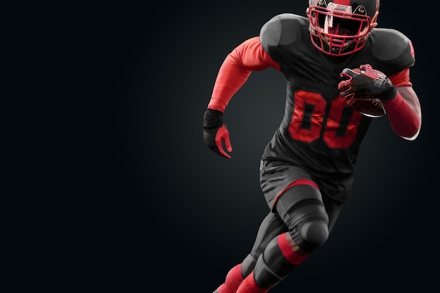 American-Football-Spieler in roter und schwarzer Uniform in laufender Pose auf schwarzem Hintergrund American-Football-Werbeplakat-Vorlage leer Sport 3D-Darstellung 3D-Rendering