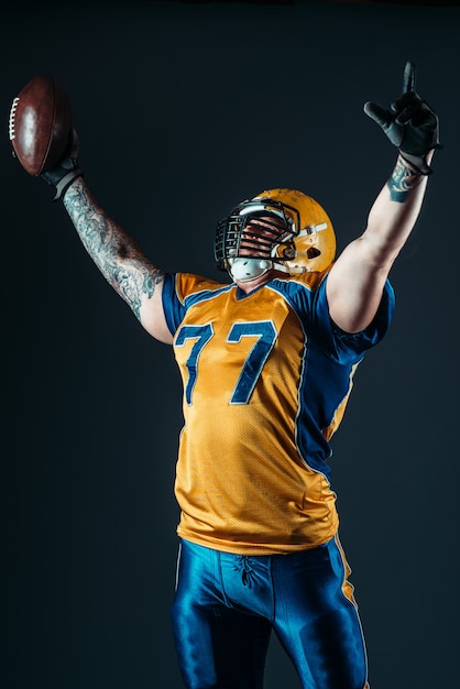 American Football Spieler in Uniform und Helm