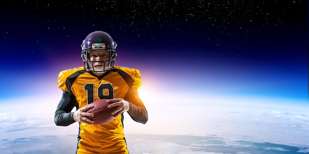 American-Football-Spieler mit dem Planeten Erde im Hintergrund. Gemischte Medien