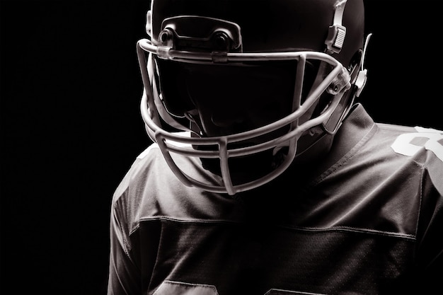 American-Football-Spieler stehend mit Rugby-Helm