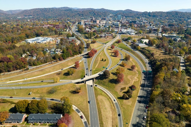 American Freeway Kreuzung in Asheville North Carolina mit schnell fahrenden Autos und Lastwagen in der Herbstsaison Sicht von oben der USA Verkehrsinfrastruktur