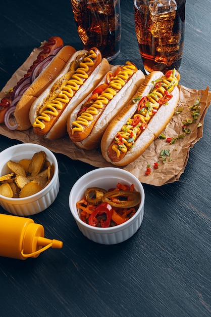 American hot dog con ingredientes sobre un fondo oscuro de madera