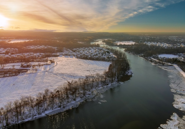 American Town en después de las nevadas USA vista aérea de un día de invierno en un suburbio de la ciudad con cubiertas de nieve de barrios residenciales por el río