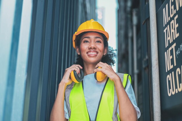 American Women of Color Arbeiten in einem internationalen Werftbereich Export- und Import-Lieferservice mit Containern