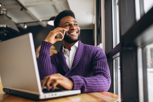 Americano africano com telefone em um café